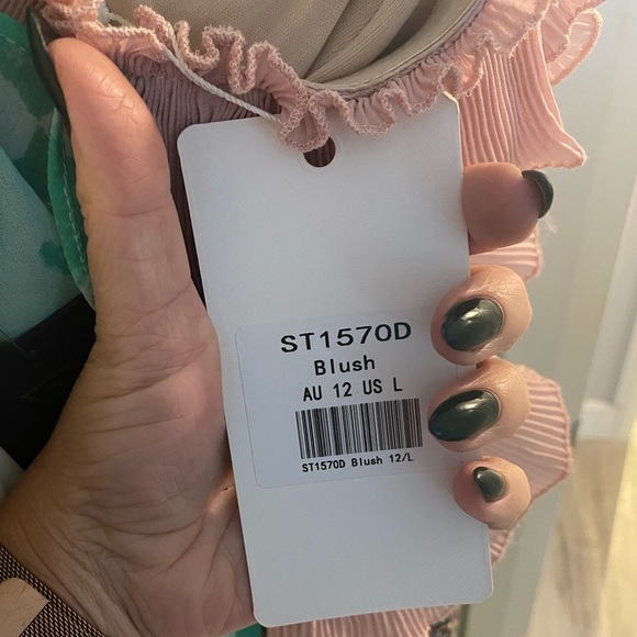 Blush off the shoulder dress. Large - Picture 3 of 7